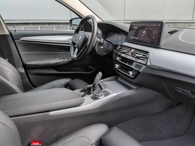 BMW 5-SERIE Touring 530e xDrive Business Edition Plus | Panorama | Trehaak | Laser | Ambient | Comfortzetels