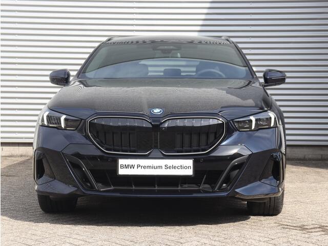 BMW 5-SERIE Touring 530e | M Sportp Pro | SoH 100% | Innovation Pack | Trekhaak | Panodak | M Stoelen | Driving Assistant Prof. | Parking Assist Plus | Adaptive Onderstel Prof. | Bowers & Wilkins | Stoelventilatie | 21'' LMV