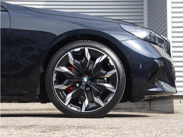 BMW 5-SERIE Touring 530e | M Sportp Pro | SoH 100% | Innovation Pack | Trekhaak | Panodak | M Stoelen | Driving Assistant Prof. | Parking Assist Plus | Adaptive Onderstel Prof. | Bowers & Wilkins | Stoelventilatie | 21'' LMV