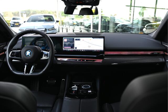 BMW 5-SERIE Touring 530e M Sport Automaat / Trekhaak / Stoelventilatie / Adaptieve LED / Bowers & Wilkins / Parking Assistant Plus