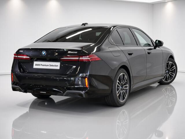 BMW 5-SERIE 550e xDrive Sedan | M-Sport | 19" | Trekhaak | Bowers & Wilkins | Adaptief onderstel professional | CoPilot | | Leder Individual