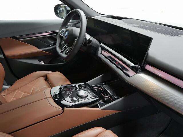 BMW 5-SERIE 550e xDrive Sedan | M-Sport | 19" | Trekhaak | Bowers & Wilkins | Adaptief onderstel professional | CoPilot | | Leder Individual