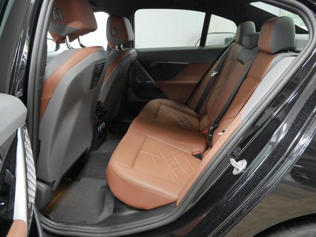 BMW 5-SERIE 550e xDrive Sedan | M-Sport | 19" | Trekhaak | Bowers & Wilkins | Adaptief onderstel professional | CoPilot | | Leder Individual