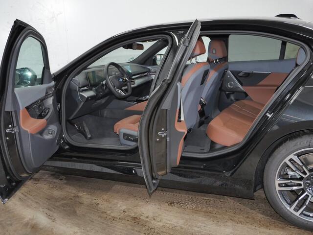 BMW 5-SERIE 550e xDrive Sedan | M-Sport | 19" | Trekhaak | Bowers & Wilkins | Adaptief onderstel professional | CoPilot | | Leder Individual