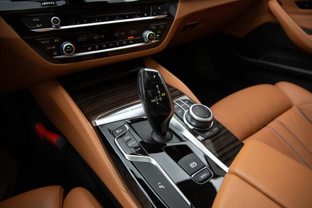 BMW 5-SERIE Touring 530i High Executive , Panoramadak, Trekhaak, Memory,