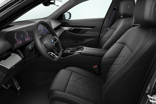 BMW 5-SERIE Sedan 520i | M-Sport Pro | Travel Pack | Comfort Pack | Stoelventilatie | Panoramadak | Trekhaak | Harman/Kardon