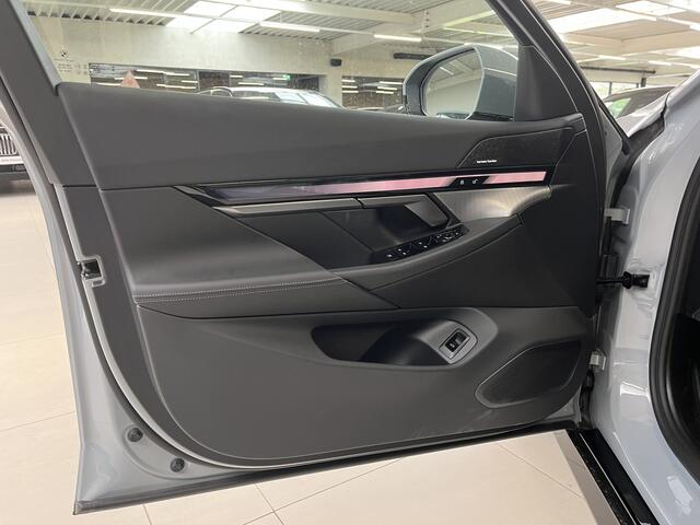 BMW 5-SERIE Touring 530e M-Sport Pro | Trekhaak | 21" | Panorama | Privacy Glass | Innovation | Travel