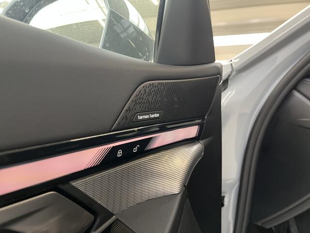 BMW 5-SERIE Touring 530e M-Sport Pro | Trekhaak | 21" | Panorama | Privacy Glass | Innovation | Travel