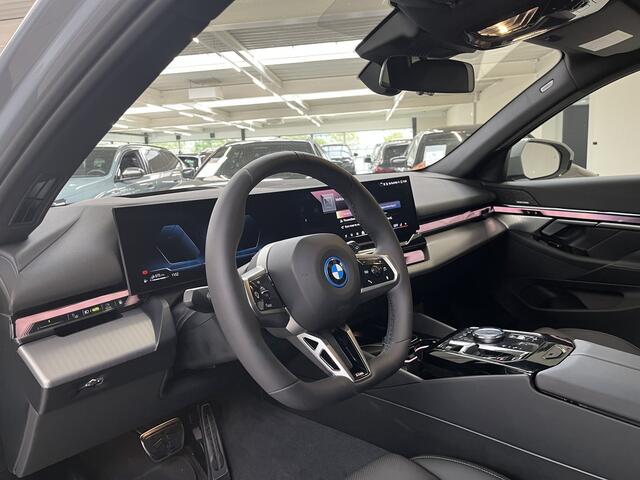 BMW 5-SERIE Touring 530e M-Sport Pro | Trekhaak | 21" | Panorama | Privacy Glass | Innovation | Travel