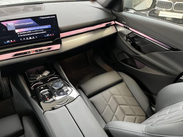 BMW 5-SERIE Touring 530e M-Sport Pro | Trekhaak | 21" | Panorama | Privacy Glass | Innovation | Travel