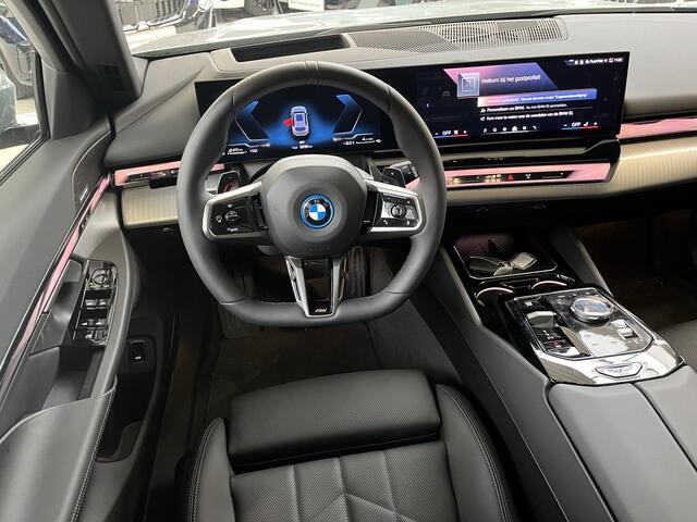 BMW 5-SERIE Touring 530e M-Sport Pro | Trekhaak | 21" | Panorama | Privacy Glass | Innovation | Travel