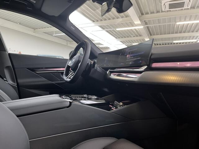 BMW 5-SERIE Touring 530e M-Sport Pro | Trekhaak | 21" | Panorama | Privacy Glass | Innovation | Travel
