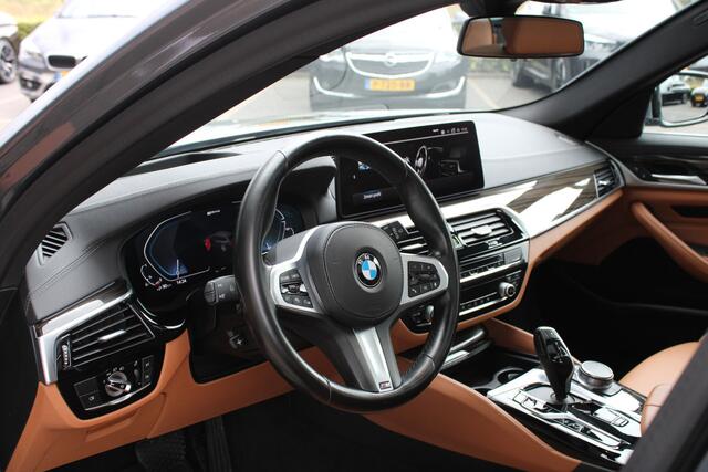 BMW 5-SERIE Touring 530e High Executive Automaat / Panoramadak / Comfortstoelen / Adaptieve LED / Head-Up / Active Cruise Control / Parking Assistant Plus