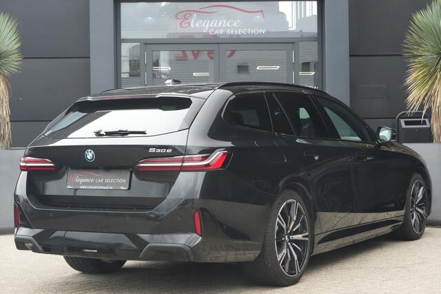 BMW 5-SERIE Touring 530e M Sport | 300PK | Pano | HarmanKardon | 360° | HUD | BMW 530e Touring M Sport 300 PK Plug-in Hybrid met 2.0 viercilinder, panoramadak, Head-Up Display, 360° camera, adaptieve cruise control, 20-inch velgen, lederen interieur