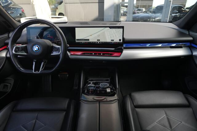 BMW 5-SERIE Touring 530e M Sport | 300PK | Pano | HarmanKardon | 360° | HUD | BMW 530e Touring M Sport 300 PK Plug-in Hybrid met 2.0 viercilinder, panoramadak, Head-Up Display, 360° camera, adaptieve cruise control, 20-inch velgen, lederen interieur