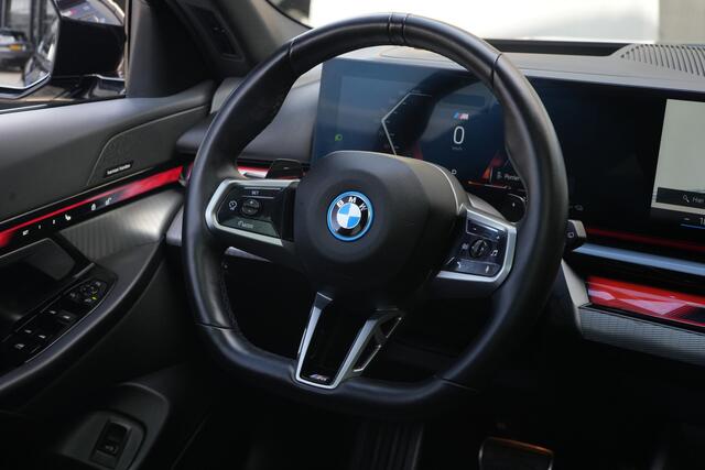 BMW 5-SERIE Touring 530e M Sport | 300PK | Pano | HarmanKardon | 360° | HUD | BMW 530e Touring M Sport 300 PK Plug-in Hybrid met 2.0 viercilinder, panoramadak, Head-Up Display, 360° camera, adaptieve cruise control, 20-inch velgen, lederen interieur