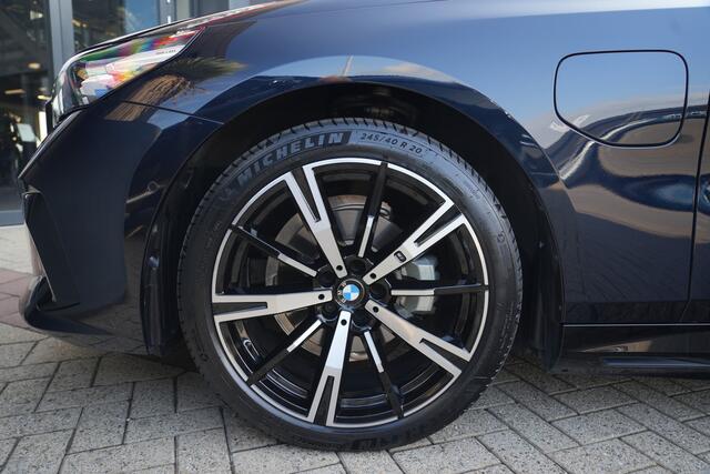 BMW 5-SERIE Touring 530e M Sport | 300PK | Pano | HarmanKardon | 360° | HUD | BMW 530e Touring M Sport 300 PK Plug-in Hybrid met 2.0 viercilinder, panoramadak, Head-Up Display, 360° camera, adaptieve cruise control, 20-inch velgen, lederen interieur