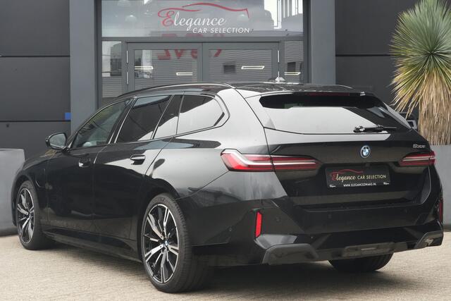 BMW 5-SERIE Touring 530e M Sport | 300PK | Pano | HarmanKardon | 360° | HUD | BMW 530e Touring M Sport 300 PK Plug-in Hybrid met 2.0 viercilinder, panoramadak, Head-Up Display, 360° camera, adaptieve cruise control, 20-inch velgen, lederen interieur