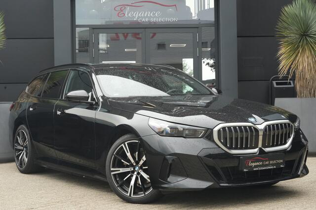 BMW 5-SERIE Touring 530e M Sport | 300PK | Pano | HarmanKardon | 360° | HUD | BMW 530e Touring M Sport 300 PK Plug-in Hybrid met 2.0 viercilinder, panoramadak, Head-Up Display, 360° camera, adaptieve cruise control, 20-inch velgen, lederen interieur