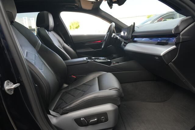 BMW 5-SERIE Touring 530e M Sport | 300PK | Pano | HarmanKardon | 360° | HUD | BMW 530e Touring M Sport 300 PK Plug-in Hybrid met 2.0 viercilinder, panoramadak, Head-Up Display, 360° camera, adaptieve cruise control, 20-inch velgen, lederen interieur