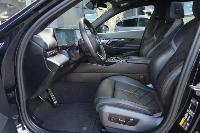BMW 5-SERIE Touring 530e M Sport | 300PK | Pano | HarmanKardon | 360° | HUD | BMW 530e Touring M Sport 300 PK Plug-in Hybrid met 2.0 viercilinder, panoramadak, Head-Up Display, 360° camera, adaptieve cruise control, 20-inch velgen, lederen interieur