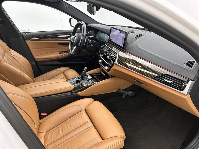 BMW 5-SERIE Touring 530e M-Sport / Anniversary / X-Drive / / Harman Kardon / Panoramadak / Massagefunctie / Trekhaak / Leder-Sport / Apk 06-2028
