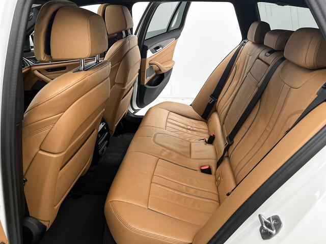 BMW 5-SERIE Touring 530e M-Sport / Anniversary / X-Drive / / Harman Kardon / Panoramadak / Massagefunctie / Trekhaak / Leder-Sport / Apk 06-2028