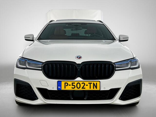 BMW 5-SERIE Touring 530e M-Sport / Anniversary / X-Drive / / Harman Kardon / Panoramadak / Massagefunctie / Trekhaak / Leder-Sport / Apk 06-2028