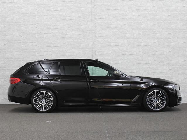 BMW 5-SERIE Touring 520i M-Sport Volledig Individual | Nappa | Comfortseats | Panodak | Trekhaak 2000kg | Adapt. Led | Luchtvering niveauregeling | Display Key | Camera | Memory | 19" | Nav. Proffesional | Alarm | NL-Auto | Dealer OH | NAP | Full Service - Rijklaarprijs.