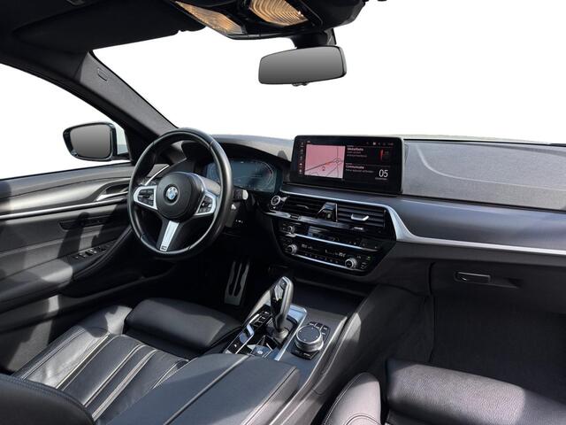 BMW 5-SERIE Touring 520i M-sport ? Pano ? Trekhaak ? Leder