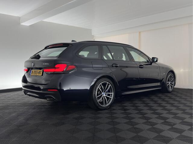 BMW 5-SERIE Touring 530e Business Edition Plus M-Sportpack (Plug-in) (INCL.BTW) *HEAD-UP | LEATHER | LASER-LED | ADAPTIVE-CRUISE | BLIND-SPOT | MEMORY-PACK | DIGI-COCKPIT | HIFI-SOUND | CAMERA | NAVI-FULLMAP | PRIVACY-GLASS | SHIFT-PADDLES | AMBIENT-LIGHT | 18