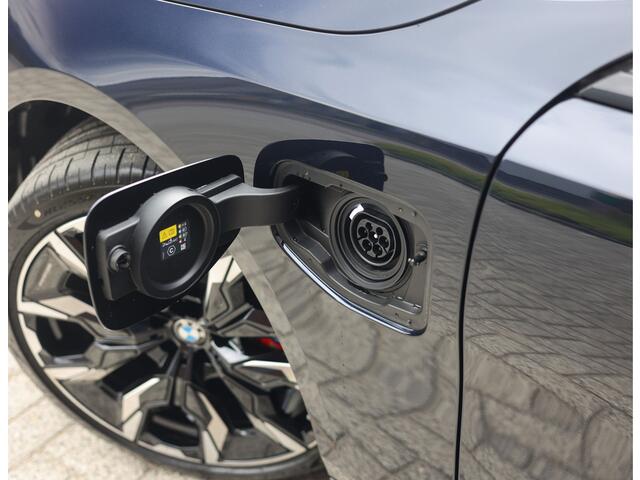 BMW 5-SERIE Touring 550e xDrive | Pano - Trekhaak - HUD