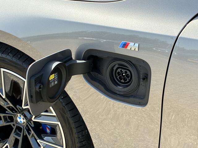 BMW 5-SERIE Touring 550e xDrive | M-Sport Pro | CoPilot | Bowers & Wilkins | Elek. Stoelverst. | 4x Stoelverw. + Stuur verw. | Comfort Access | Elek. Trekhaak