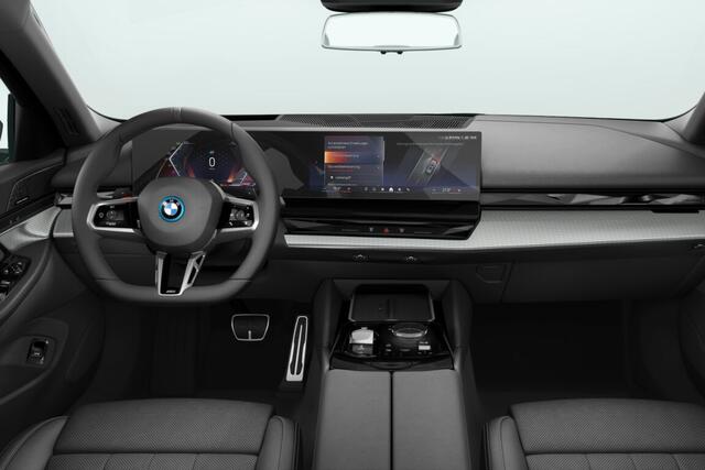 BMW 5-SERIE Touring 550e xDrive | M Sportpakket Pro | Innovation Pack | Travel Pack | Comfort Pack | Trekhaak