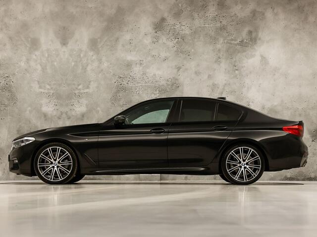 BMW 5-SERIE 520i M Sport High Executive 184Pk Automaat (GROOT NAVI, M PAKKET, 360 CAMERA, MEMORY SEATS, HARMAN/KARDON, STUUR/STOELVERWARMING, LUXE LEDER, HEAD-UP DISPLAY, GETINT GLAS, NIEUWSTAAT)