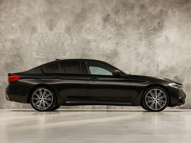 BMW 5-SERIE 520i M Sport High Executive 184Pk Automaat (GROOT NAVI, M PAKKET, 360 CAMERA, MEMORY SEATS, HARMAN/KARDON, STUUR/STOELVERWARMING, LUXE LEDER, HEAD-UP DISPLAY, GETINT GLAS, NIEUWSTAAT)