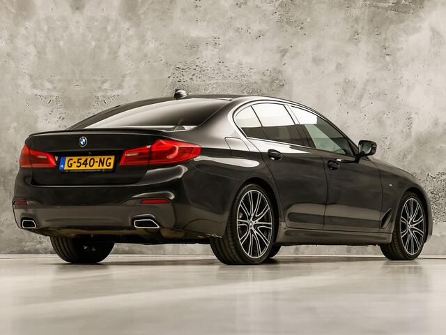 BMW 5-SERIE 520i M Sport High Executive 184Pk Automaat (GROOT NAVI, M PAKKET, 360 CAMERA, MEMORY SEATS, HARMAN/KARDON, STUUR/STOELVERWARMING, LUXE LEDER, HEAD-UP DISPLAY, GETINT GLAS, NIEUWSTAAT)
