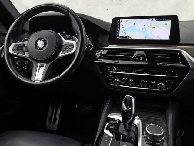 BMW 5-SERIE 520i M Sport High Executive 184Pk Automaat (GROOT NAVI, M PAKKET, 360 CAMERA, MEMORY SEATS, HARMAN/KARDON, STUUR/STOELVERWARMING, LUXE LEDER, HEAD-UP DISPLAY, GETINT GLAS, NIEUWSTAAT)