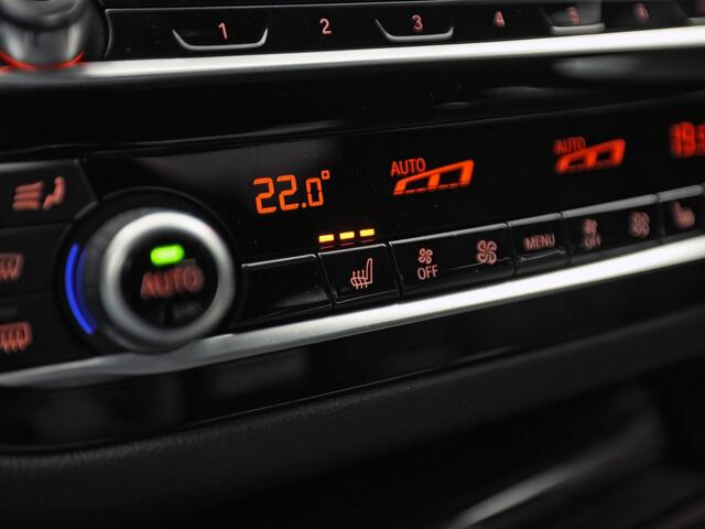 BMW 5-SERIE 520i M Sport High Executive 184Pk Automaat (GROOT NAVI, M PAKKET, 360 CAMERA, MEMORY SEATS, HARMAN/KARDON, STUUR/STOELVERWARMING, LUXE LEDER, HEAD-UP DISPLAY, GETINT GLAS, NIEUWSTAAT)