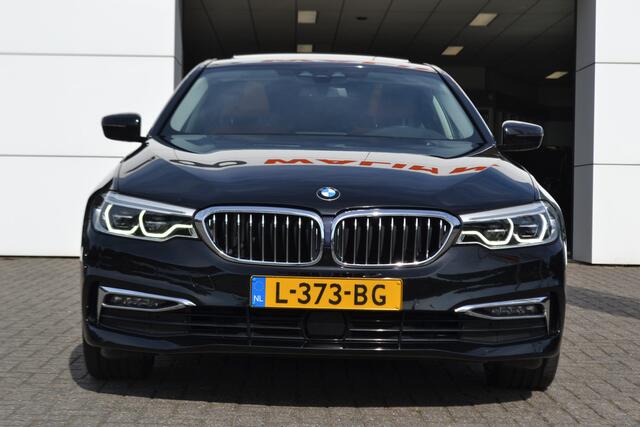 BMW 5-SERIE 520i Luxury | Opendak | Head Up | Comfortstoelen | Adaptive Cruise | Stuur en stoelverw | Elektrische achterklep |