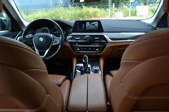 BMW 5-SERIE 520i Luxury | Opendak | Head Up | Comfortstoelen | Adaptive Cruise | Stuur en stoelverw | Elektrische achterklep |