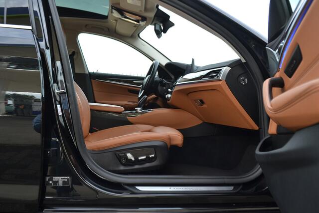 BMW 5-SERIE 520i Luxury | Opendak | Head Up | Comfortstoelen | Adaptive Cruise | Stuur en stoelverw | Elektrische achterklep |