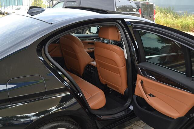 BMW 5-SERIE 520i Luxury | Opendak | Head Up | Comfortstoelen | Adaptive Cruise | Stuur en stoelverw | Elektrische achterklep |
