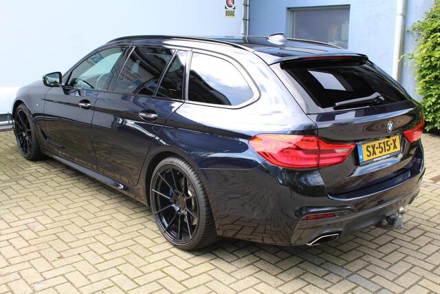 BMW 5-SERIE Touring 530i High Executive M-sport | Incl. 12 maanden garantie | Panoramadak | Dodehoek detectie | Geheugenstoelen | Parkeercamera | Standkachel | Head-up display | Elektrisch uitklapbare trekhaak | Stoelverwarming | Draadloze telefoonlader | Luxe lederen bekleding |