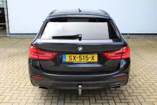 BMW 5-SERIE Touring 530i High Executive M-sport | Incl. 12 maanden garantie | Panoramadak | Dodehoek detectie | Geheugenstoelen | Parkeercamera | Standkachel | Head-up display | Elektrisch uitklapbare trekhaak | Stoelverwarming | Draadloze telefoonlader | Luxe lederen bekleding |