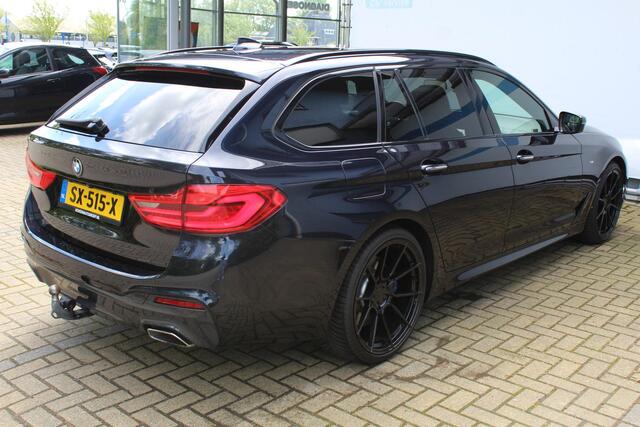 BMW 5-SERIE Touring 530i High Executive M-sport | Incl. 12 maanden garantie | Panoramadak | Dodehoek detectie | Geheugenstoelen | Parkeercamera | Standkachel | Head-up display | Elektrisch uitklapbare trekhaak | Stoelverwarming | Draadloze telefoonlader | Luxe lederen bekleding |