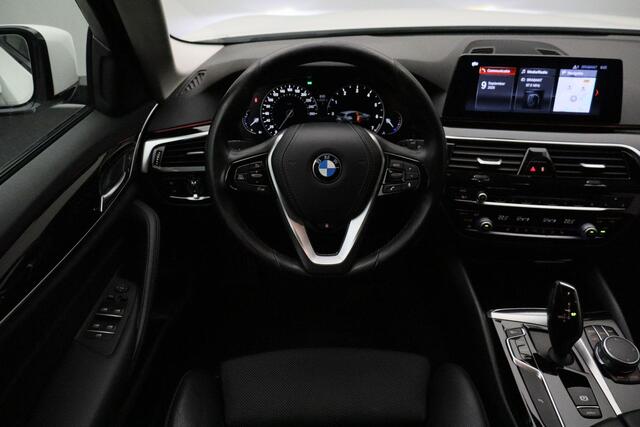 BMW 5-SERIE Touring 520i High Executive 2018 | Navigatie | Stoel & Stuurverwarming | Achteruitrij Camera | Elektrisch Verstelbare Stoelen | Cruise Control | Nationale Autopas