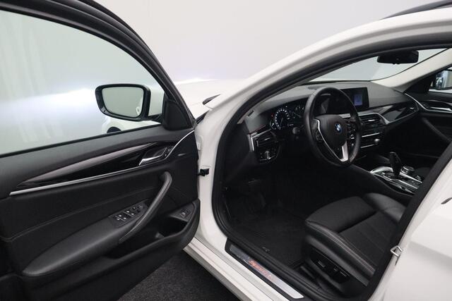 BMW 5-SERIE Touring 520i High Executive 2018 | Navigatie | Stoel & Stuurverwarming | Achteruitrij Camera | Elektrisch Verstelbare Stoelen | Cruise Control | Nationale Autopas