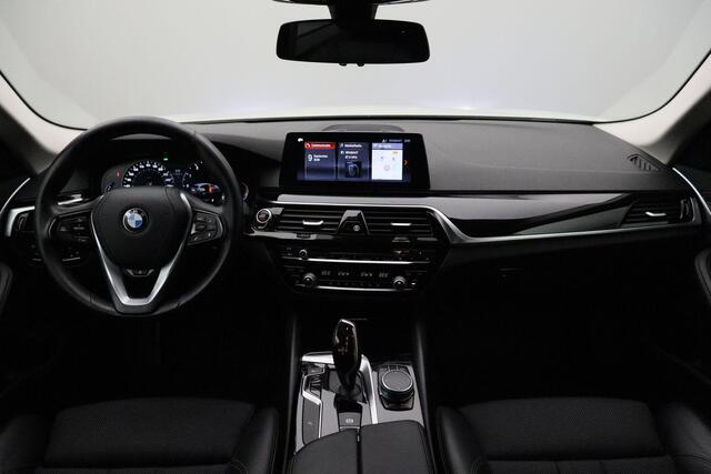 BMW 5-SERIE Touring 520i High Executive 2018 | Navigatie | Stoel & Stuurverwarming | Achteruitrij Camera | Elektrisch Verstelbare Stoelen | Cruise Control | Nationale Autopas