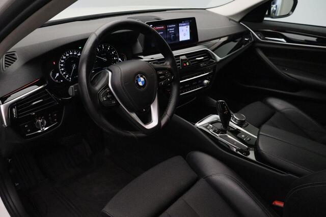 BMW 5-SERIE Touring 520i High Executive 2018 | Navigatie | Stoel & Stuurverwarming | Achteruitrij Camera | Elektrisch Verstelbare Stoelen | Cruise Control | Nationale Autopas